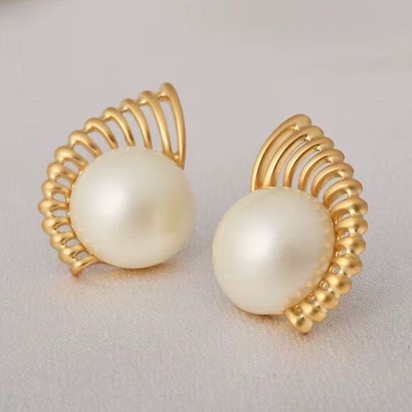Anthropologie Jewelry - Elegant Gold and Cream Earrings M472